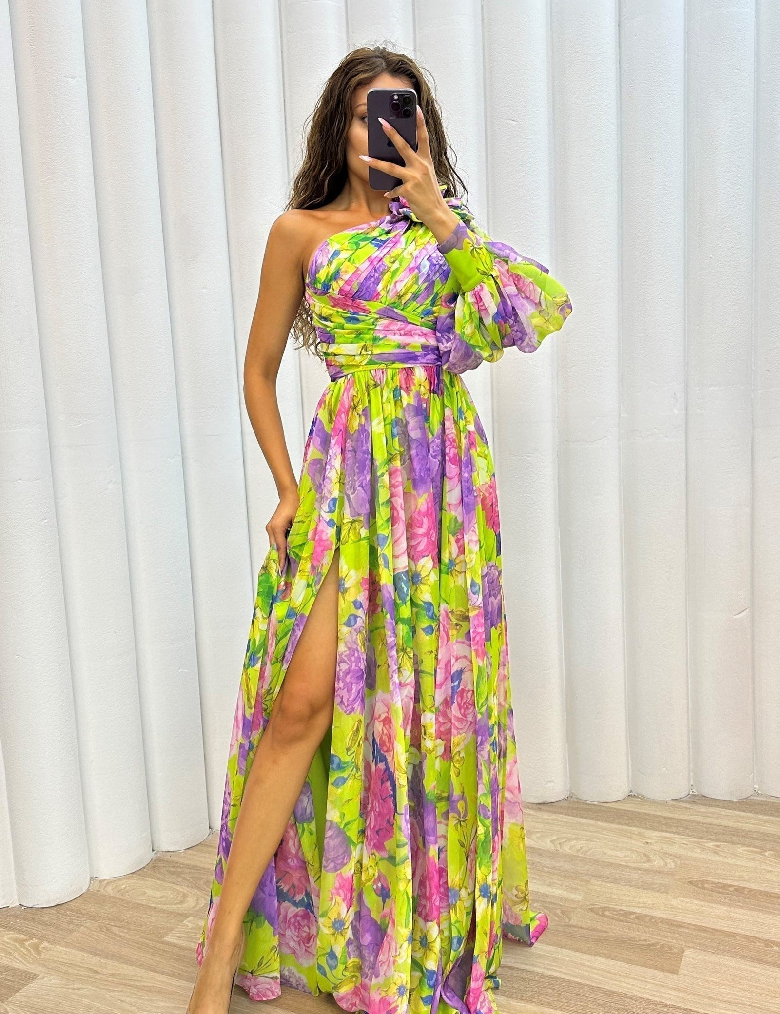 Viktoria - Elegantne ja Voogav Kleit