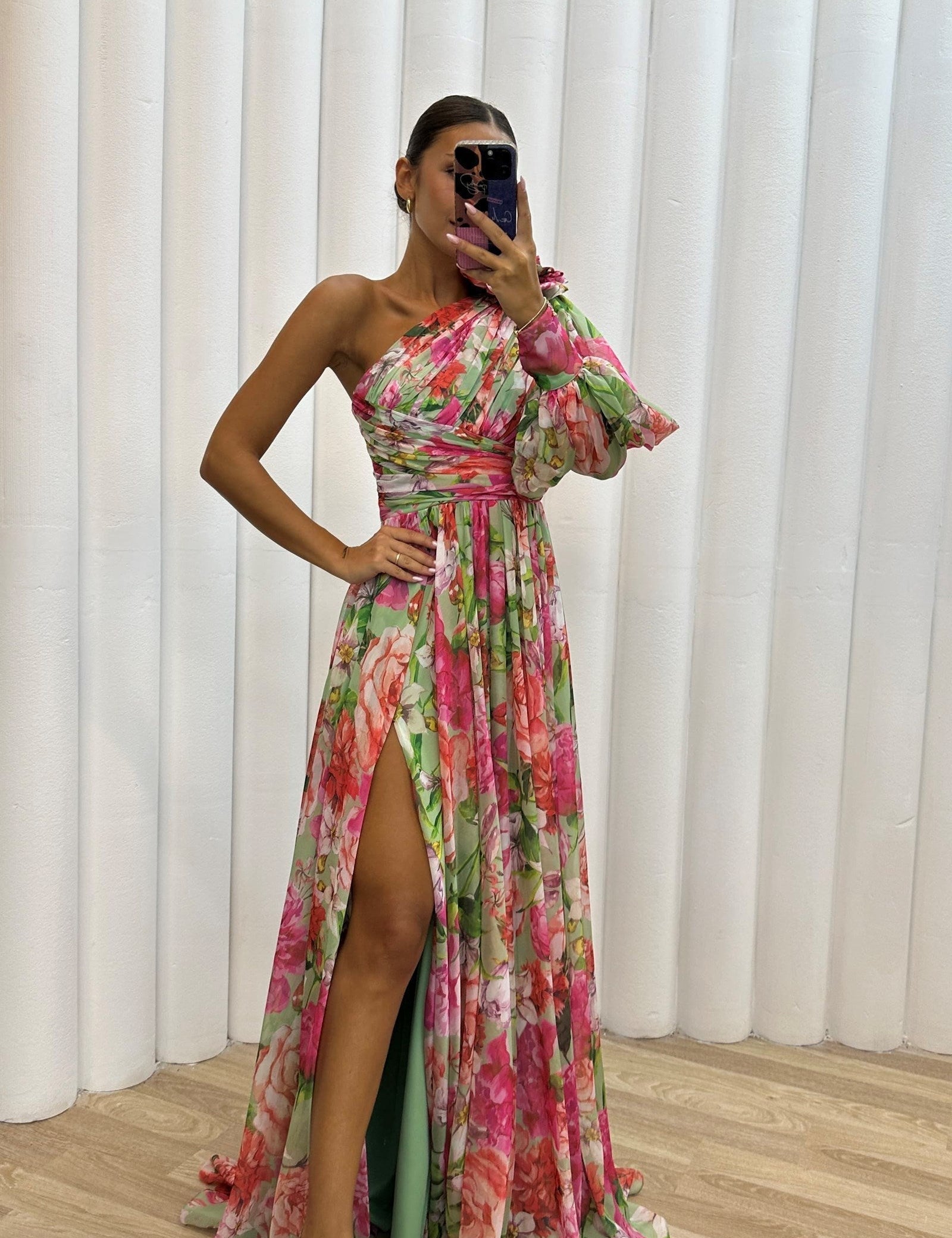 Viktoria - Elegantne ja Voogav Kleit