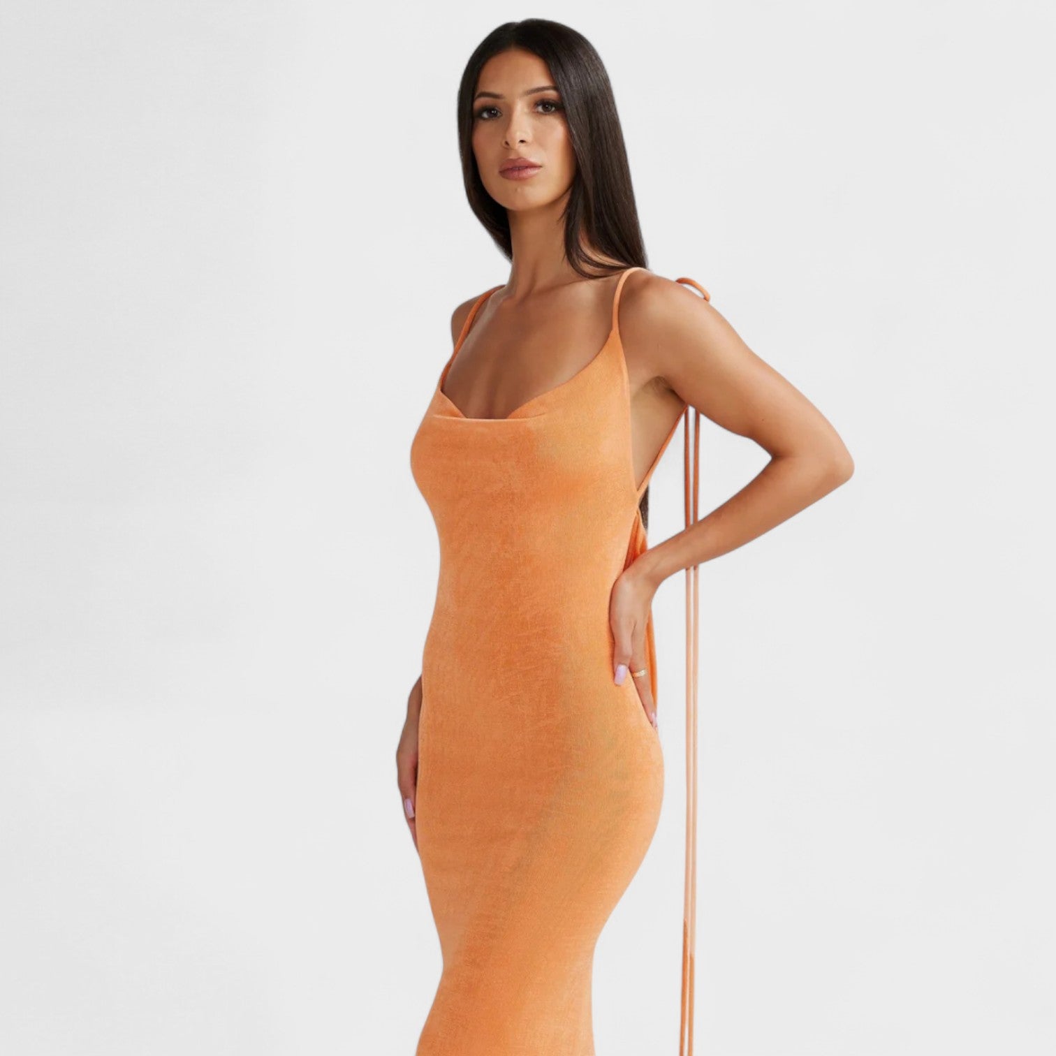 Luna - Kleid, mis tähistab kõverusi